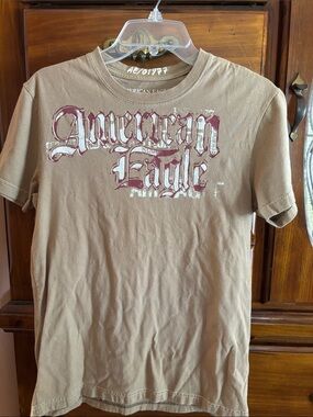 American Eagle Outfitters Tan Short-Sleeve Tee with Maroon Graphic like new